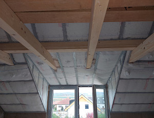 Zateplení stropu rodinného domu pomocí foukané izolace